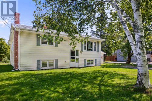 36 Bonavista Drive, House with 3 bedrooms, 2 bathrooms and null parking in Cornwall PE | Card Image