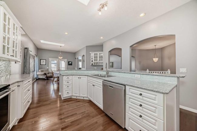 789 Crystal Beach Bay, Home with 5 bedrooms, 3 bathrooms and 4 parking in Chestermere AB | Image 4