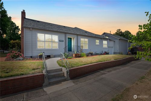 2405 Maple St, Longview, WA, 98632-3651 | Card Image