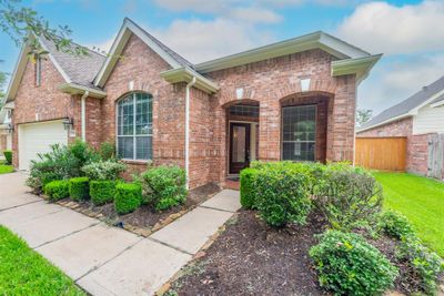 5211 Valley Bluff Lane, House other with 3 bedrooms, 3 bathrooms and null parking in Katy TX | Image 3