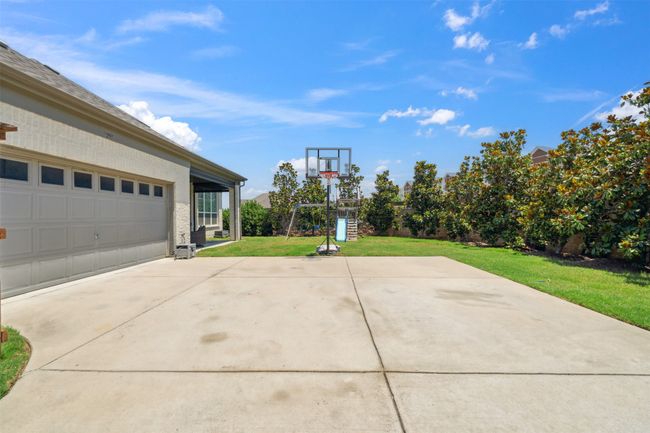 Electric Gate encloses the driveway | Image 36