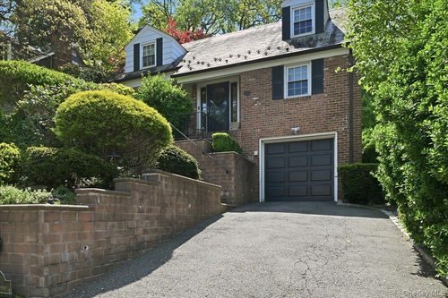 214 Nassau Ave, Manhasset, NY, 11030-2440 | Card Image