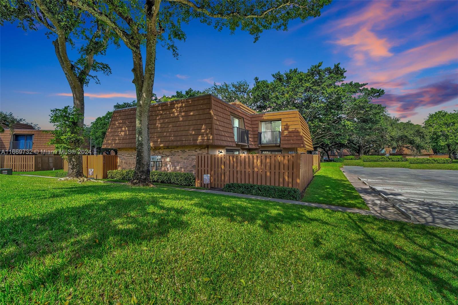 Camelot Ct, Hollywood, FL 33026