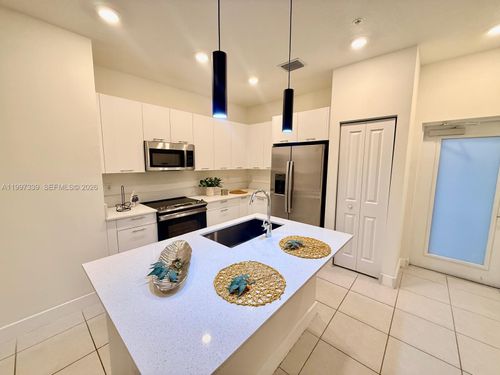 f-305-8001 Nw 41st St, Doral, FL, 33166-6270 | Card Image