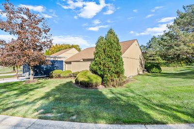 2415 Rochelle Park Drive, Condo with 2 bedrooms, 2 bathrooms and null parking in Rochester Hills MI | Image 3