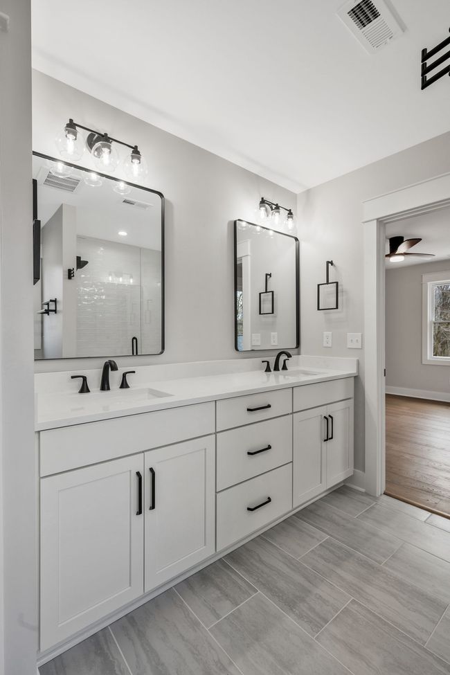 Jack and Jill Bathroom | Image 44