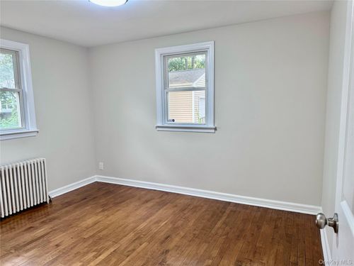 7 W Oak St, Islip, NY, 11751-2709 | Card Image