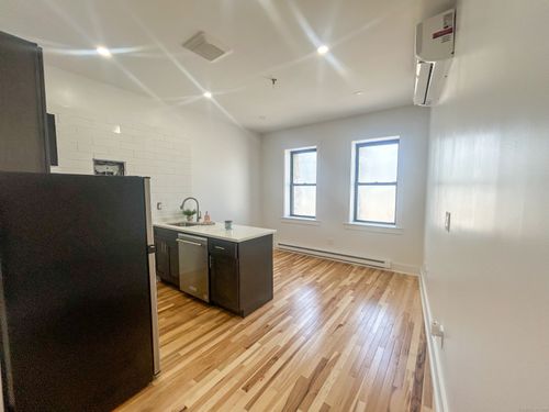 apt-204-209 Bank St, New London, CT, 06320-6055 | Card Image
