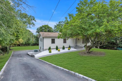 385 Salem Ct, Smithtown, NY, 11788-2311 | Card Image