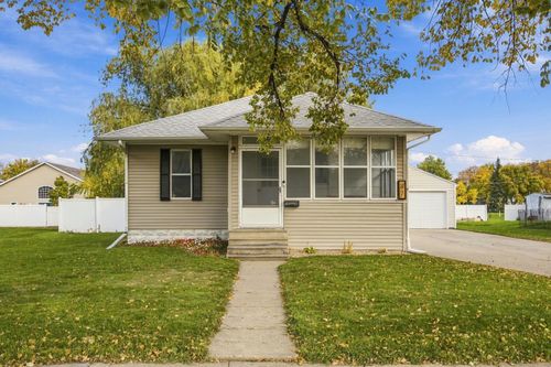 47 Center St, West Fargo, ND, 58078-1233 | Card Image