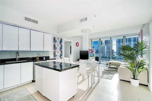 1511-92 Sw 3rd St, Miami, FL, 33130-3077 | Card Image