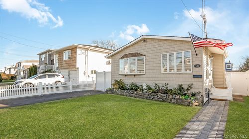 147 W Hampton Rd, Lindenhurst, NY, 11757-6414 | Card Image