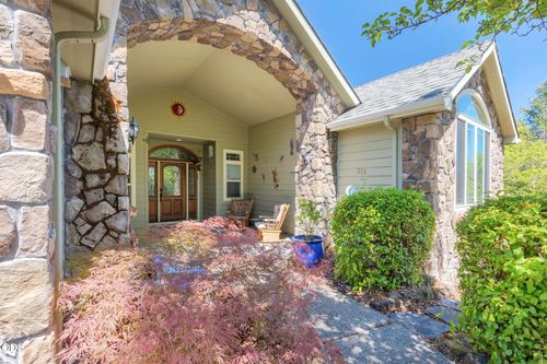 355 Madrone Ridge Dr, Grants Pass, OR, 97527-7149 | Card Image