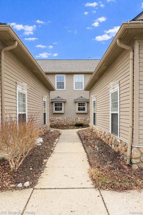 4509 Alexander Pines Dr, Clarkston, MI, 48346-4135 | Card Image