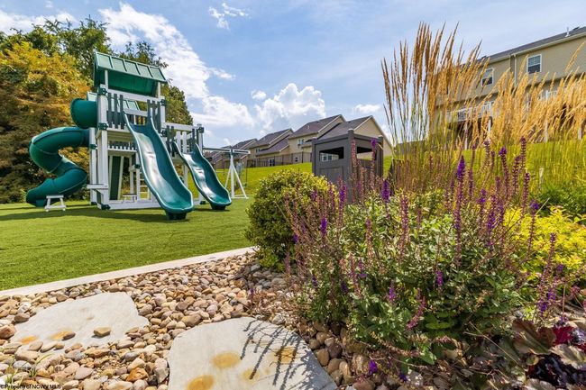 272 Red Oak Ln, Townhouse with 3 bedrooms, 3 bathrooms and 2 parking in Morgantown WV | Image 47