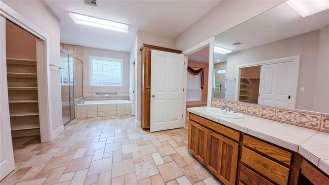 1212 W North St, House other with 3 bedrooms, 3 bathrooms and 2 parking in Louise TX | Image 25