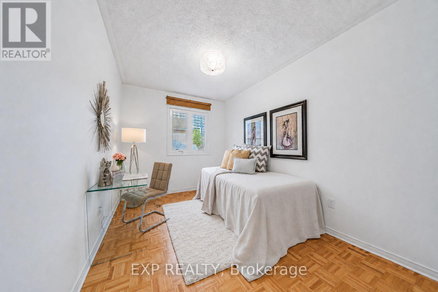 Residential in Richmond Hill (Langstaff) 5