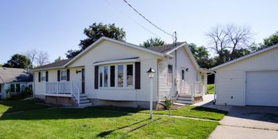 208 1st Street, House other with 4 bedrooms, 3 bathrooms and null parking in Parkersburg IA | Image 1