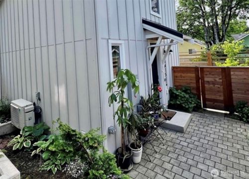 c-1415 29th Ave, Seattle, WA, 98122-3201 | Card Image