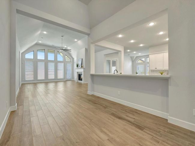 Hallway to Kitchen and Living Room | Image 7