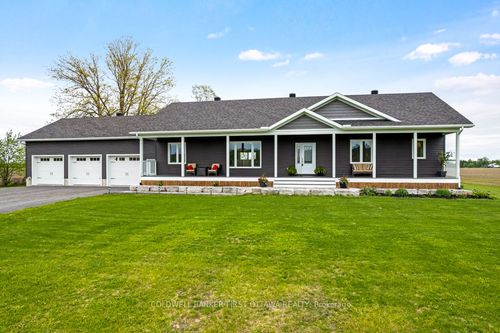 800 Waba Rd, Pakenham, ON, K0A2X0 | Card Image