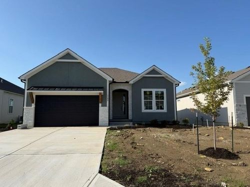 1152 Sw Whitby Dr, Lee's Summit, MO, 64083-6103 | Card Image