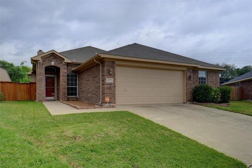 800 Chrissy Creek Ln, Euless, TX, 76040-5823 | Card Image