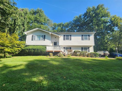 1 Nickolaus Ln, Nanuet, NY, 10954-1800 | Card Image