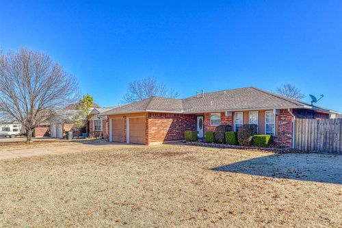 300 S English Dr, Moore, OK, 73160-7108 | Card Image