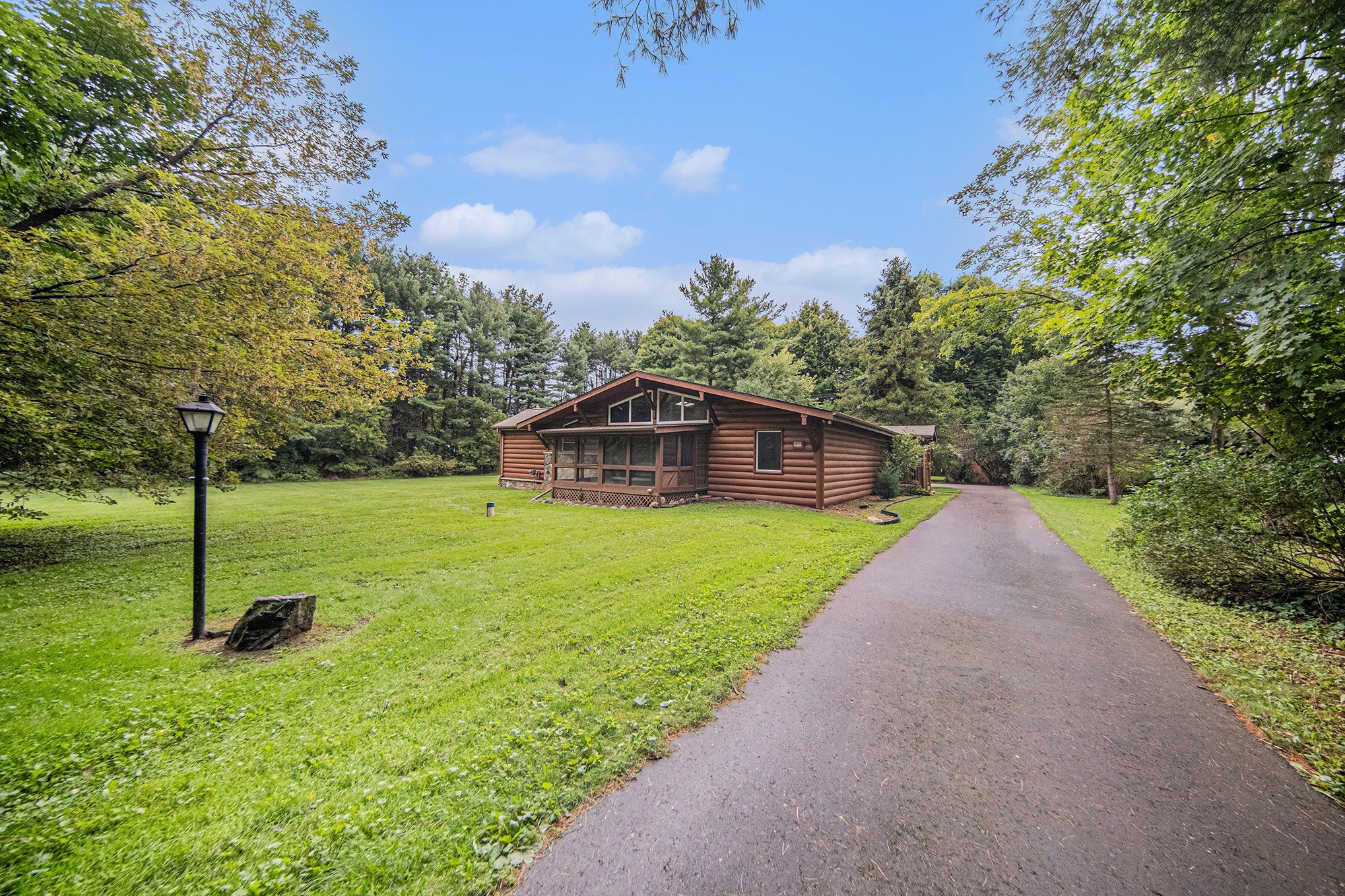 Meadow Ln, Pinckney, MI 48169