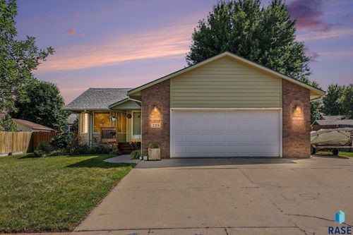 205 W Hackberry St, Brandon, SD, 57005-2160 | Card Image
