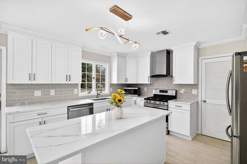 4 Barrington Dr, West Windsor, NJ, 08550-2832 | Card Image