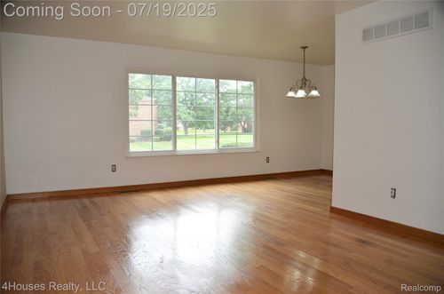 180-737 E Fox Hills Dr, Bloomfield Hills, MI, 48304-1307 | Card Image