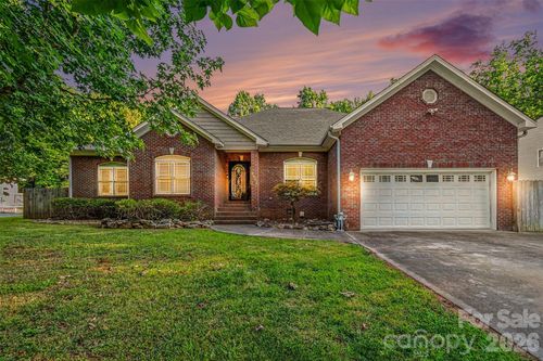 3801 Hayden Dr, Charlotte, NC, 28269-1211 | Card Image