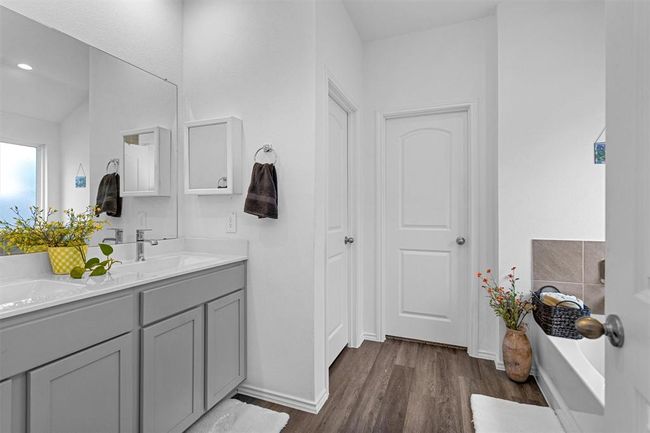 The primary ensuite. | Image 19