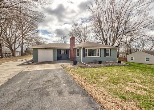 301 Nw 82nd St, Gladstone, MO, 64118-1131 | Card Image