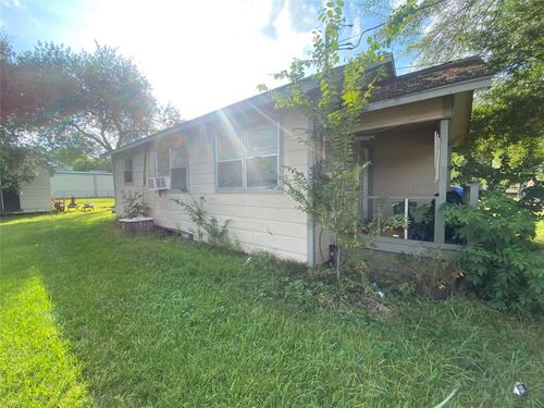 8926 Courtney Dr, Highlands, TX, 77562-3202 | Card Image