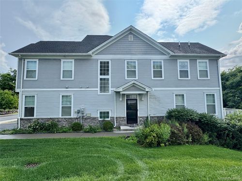 95 Meadow View Dr, Middletown, NY, 10940-3358 | Card Image