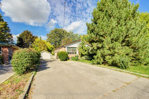 334 Moore Park Avenue, North York, ON, M2R2R6 | Card Image