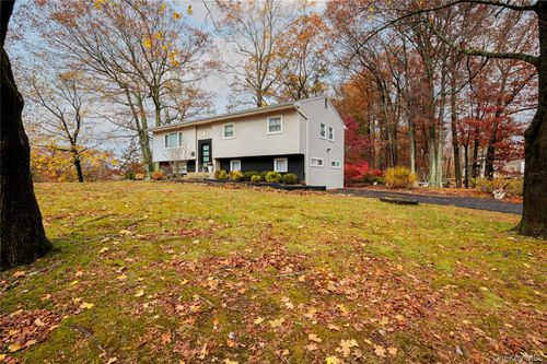 16 Twin Lakes Dr, Airmont, NY, 10952-4325 | Card Image