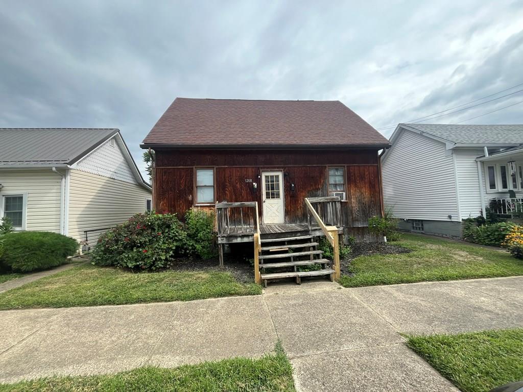 4th St, Moundsville, WV 26041