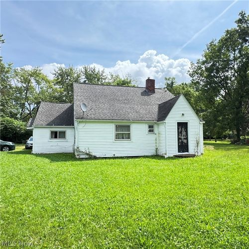 547 Ewart Rd, Akron, OH, 44312-3554 | Card Image
