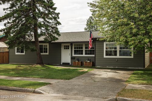 810 Dogwood St, Anchorage, AK, 99501-1217 | Card Image