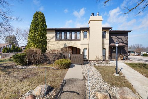 5266 Somerset Lane S, Greenfield, WI, 53221 | Card Image