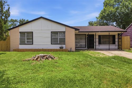 5622 Woodgreen St, Houston, TX, 77033-3227 | Card Image