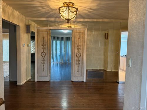 19 Flamingo Rd, Roslyn, NY, 11576-2701 | Card Image