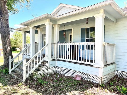 2105 W Gillis Ave, Cameron, TX, 76520-3656 | Card Image