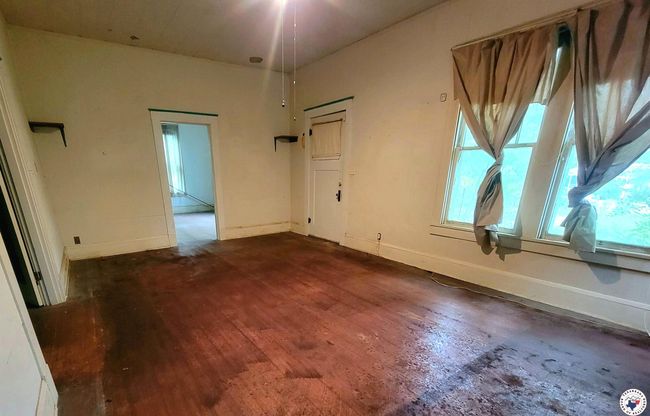 607 N Walnut St, House other with 2 bedrooms, 1 bathrooms and null parking in Clarksville TX | Image 4