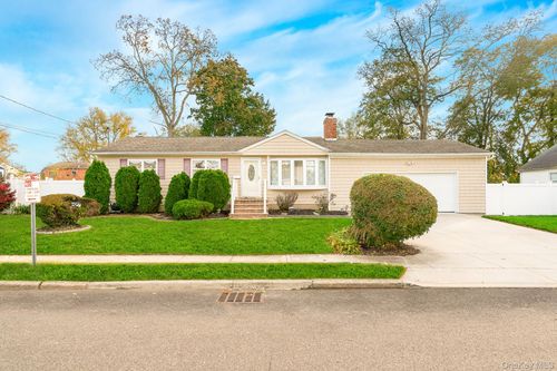 53 1st St, Islip, NY, 11751-4305 | Card Image