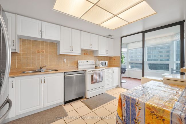 1702 - 8 Lisa St, Condo with 3 bedrooms, 2 bathrooms and null parking in Brampton ON | Image 8